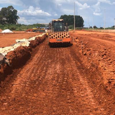 Canal de drenagem em muro gabião e colchão reno