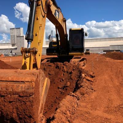 Canal de drenagem em muro gabião e colchão reno