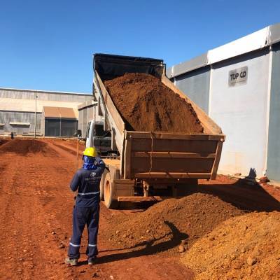 Canal de drenagem em muro gabião e colchão reno