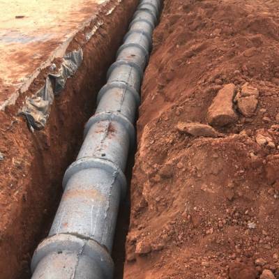 Canal de drenagem em muro gabião e colchão reno