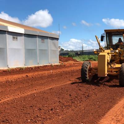 Canal de drenagem em muro gabião e colchão reno