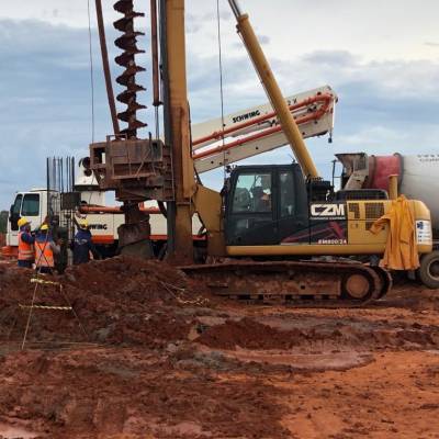 Canal de drenagem em muro gabião e colchão reno