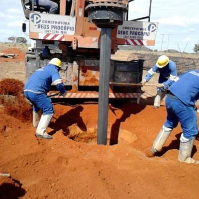 Canal de drenagem em muro gabião e colchão reno